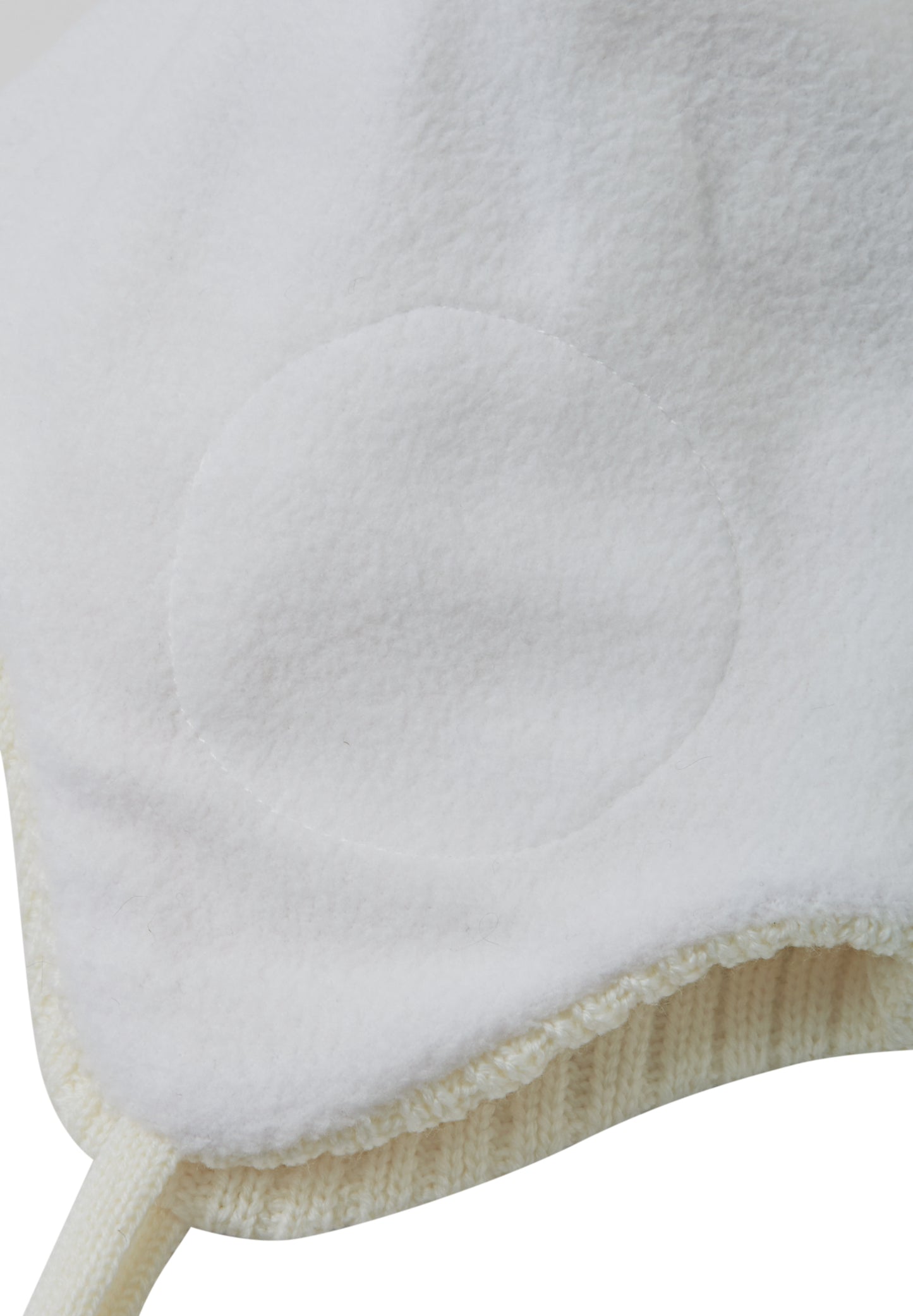 Reima Mütze mit Bändel <br>Myyry <br>Gr. 46 bis 54 <br>innen hautfreundliches Fleece<br> aussen warme, wasserabweisende Merino-Wolle<br> Windstopper-Membrane im Ohrbereich<br> zwei süsse Kunstfell-Pompoms