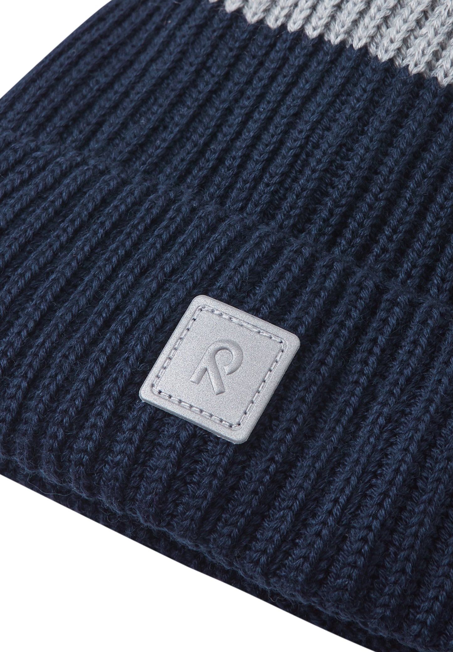 Reima Mütze<br>Pilke <br>Gr. 48 bis 58 <br>eingenähtes reflektierendes Garn <br>innen hautfreundliches Fleece<br> aussen warmer, wasserabweisender Woll-Mix<br> Windstopper-Membrane im Ohrbereich