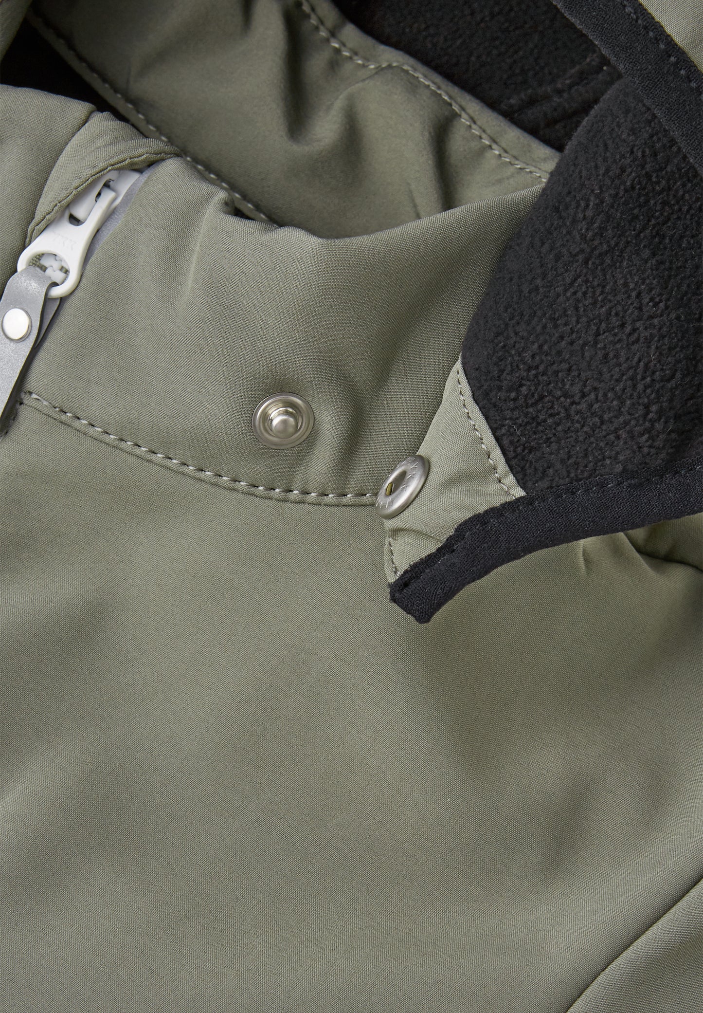 Reima gefütterter Softshell-Overall<br> Nurmes<br>Waldspielgruppe, Outdoor, KiTa<br> Gr. 104, 110, 116, 122, 128<br> innen weiches Fleece, aussen Softshell<br> Bein- und Po extra strapazierfähig<br> abnehmbare Fussgummi<br> WS 10'000 mm