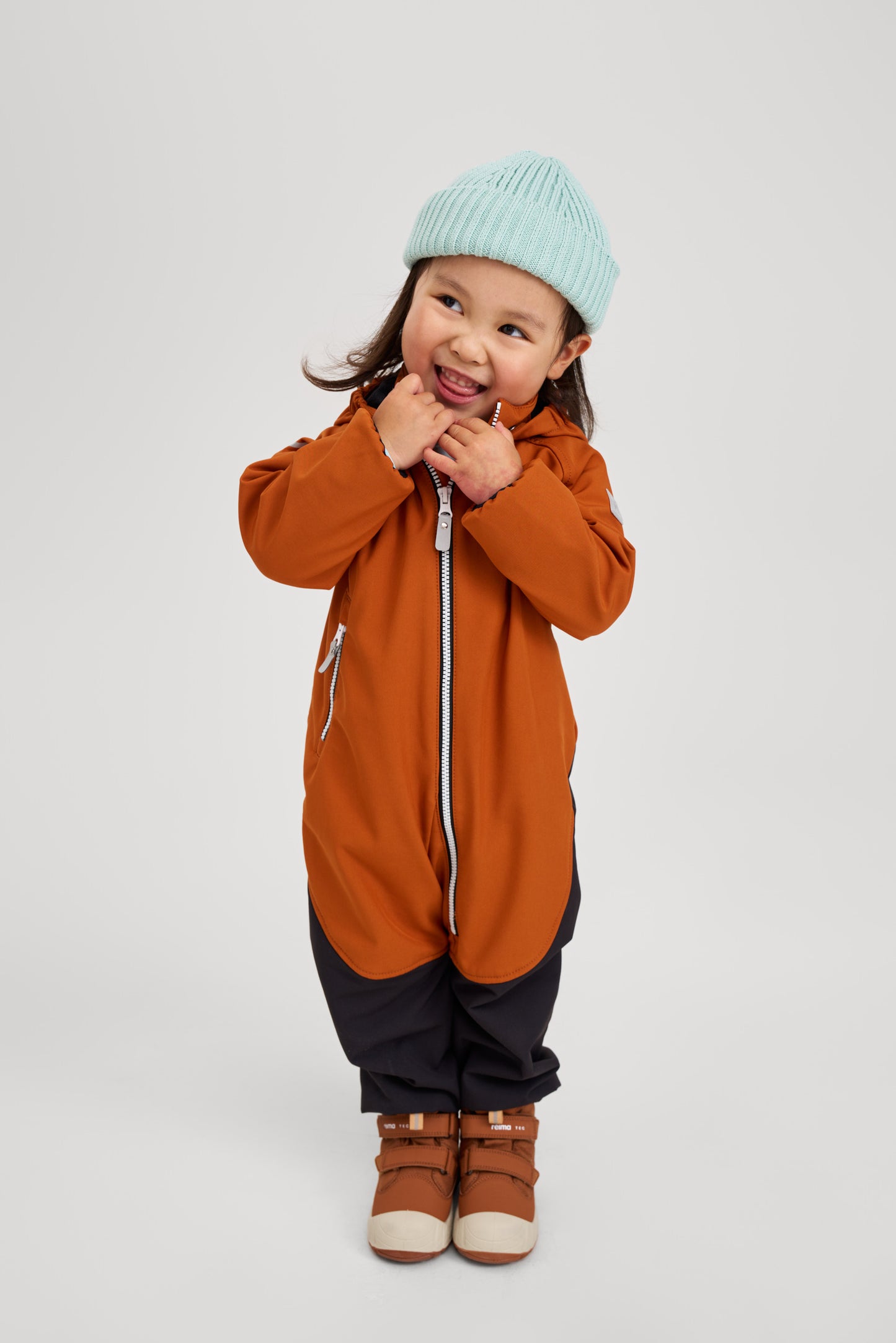 REIMA gefütterter Softshell-Overall<br> Mjosa <br>Waldspielgruppe, Outdoor, KiTa<br> Gr. 86 - 98<br> innen warmes Fleece<br> Bein- und Po extra strapazierfähig<br> abnehmbare Fussgummi<br> WS 12'000 mm