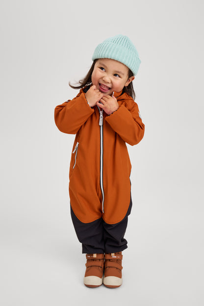 REIMA gefütterter Softshell-Overall<br> Mjosa <br>Waldspielgruppe, Outdoor, KiTa<br> Gr. 86 - 98<br> innen warmes Fleece<br> Bein- und Po extra strapazierfähig<br> abnehmbare Fussgummi<br> WS 12'000 mm