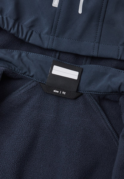 REIMA gefütterter Softshell-Overall<br> Mjosa <br>Waldspielgruppe, Outdoor, KiTa<br> Gr. 74 - 98<br> innen warmes Fleece<br> Bein- und Po extra strapazierfähig<br> abnehmbare Fussgummi<br> WS 12'000 mm
